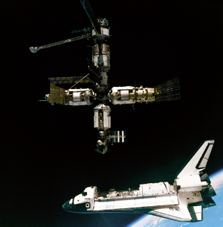 Illustration for article titled Space Shuttle-Mir Docking